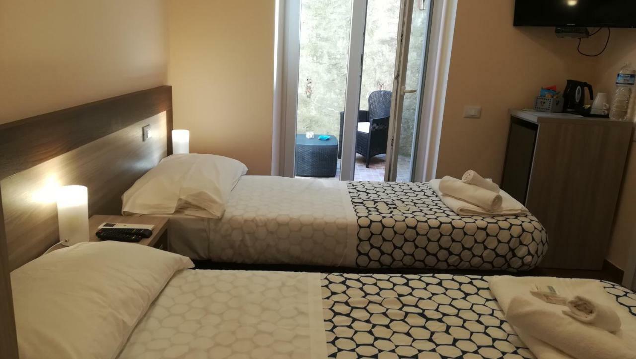 Good Night Moon Hotel Специя Екстериор снимка